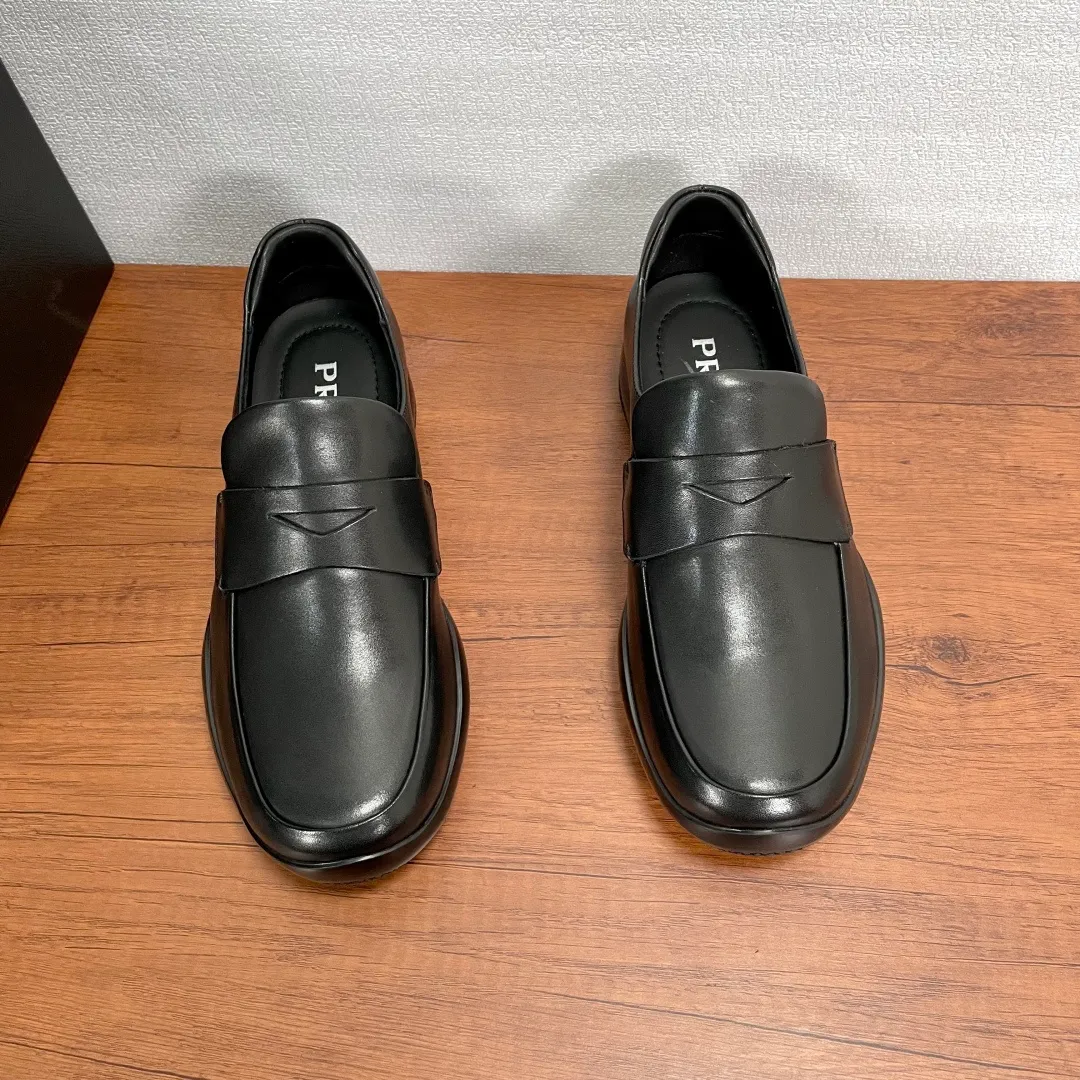 💰720 Code: YS003342 Prada/Prada men's new leather sneakers. These sneakers are made of imported calf leather and have a classic penny loafer upper design style, inspired by classic aesthetic concepts. Equipped with 3.5cm iconic red label lightweight elastic rubber soles, fabric and cowhide mixed lining, and silk-printed logo cowhide foot pads. The style is versatile and durable, comfortable and breathable, and comes with a full set of original packaging dust bags! Size: 39-40-41-42-43-44 Standard leather shoe size (45 can be customized but returns and exchanges are not supported) Item number: 4D3612 Black